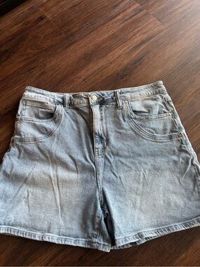 Women’s High-Rise Light Denim Jean Shorts - Classic Light Blue